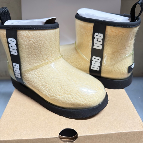 UGG Kids Classic Clear mini beige waterproof winter boot. - Picture 2 of 3